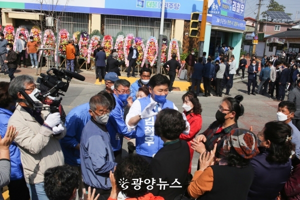 선거사무소 현판식 행사장을 찾은 지지자들과 인사하는 김철우 예비후보.(김철우 후보 제공)