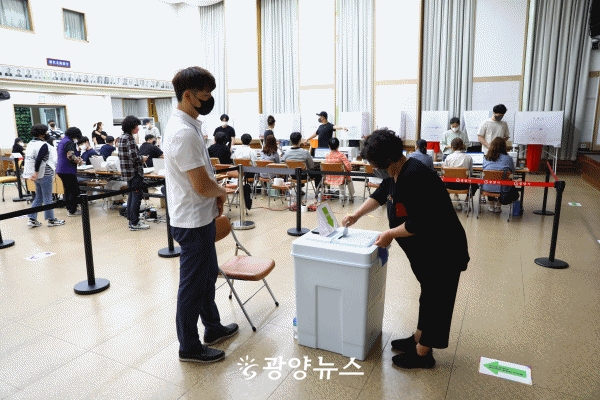 사전 투표 첫날 소중한 한표를 행사하는 시민