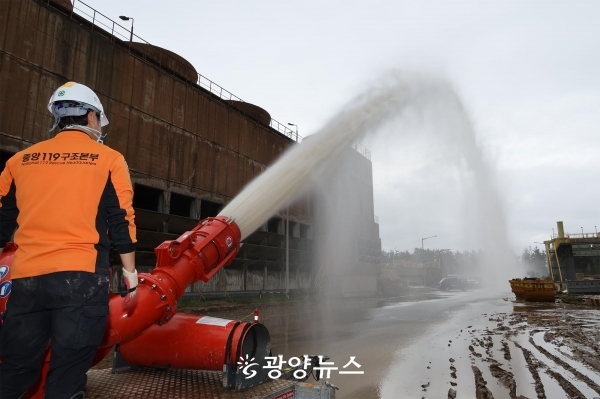 포항제철소 피해 복구작업을 지원 나온 소방공무원들이 대용량포 방사시스템을 활용하여 공장 내부의 물을 빼내고 있다.(포스코 제공)