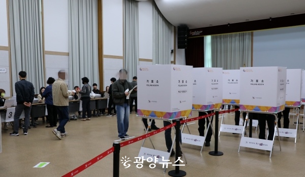 지난 5일 광양시청에 마련된 사전투표장에서 시민들이 제22대 총선 사전투표를 하고 있다.