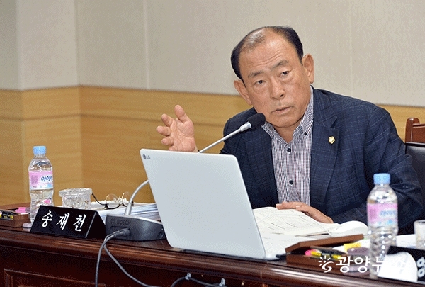 송재천 의원이 제282회 광양시의회 임시회 산건위에서 조례안을 설명하고 있다.