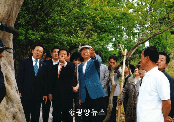 △ 2008년 노무현 전 대통령이 옥곡 박상옥 자택을 방문했다.