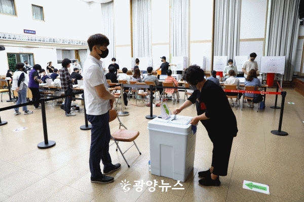 사전투표에 참여한 시민