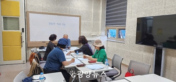 △글쓰기 작품 심사중인 광양문인협회